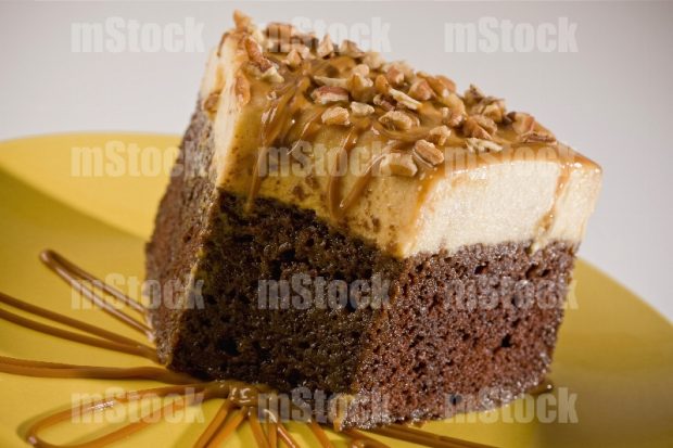 Chocoflan con cajeta y nuez rebanada