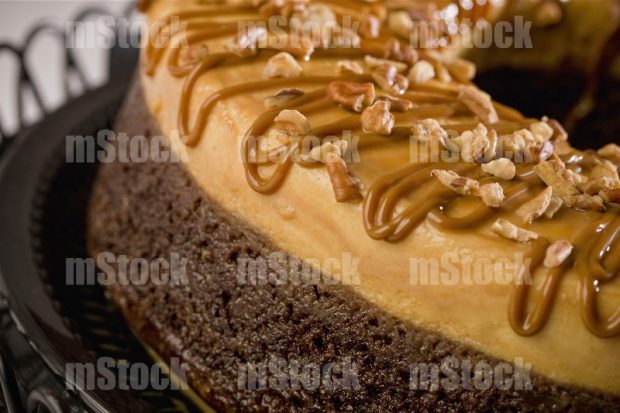 Chocoflan con cajeta y nuez