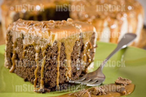 Pastel de chocolate con cajeta y nuez