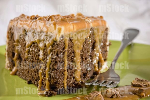 Rebanada de pastel de chocolate con cajeta y nuez
