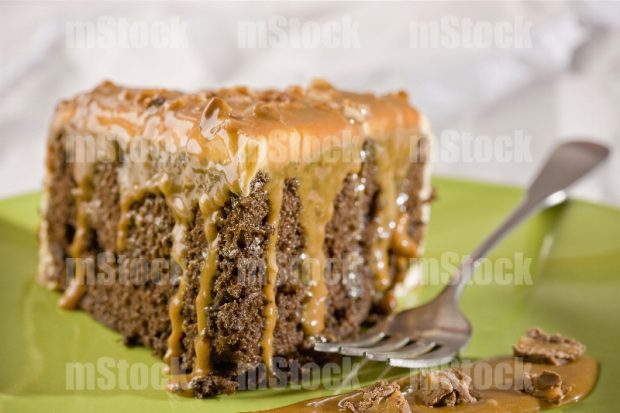 Rebanada de pastel de chocolate con cajeta