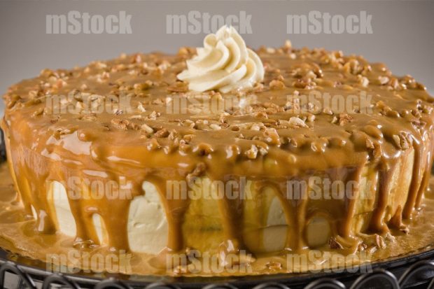 Pastel de queso con cajeta y nuez
