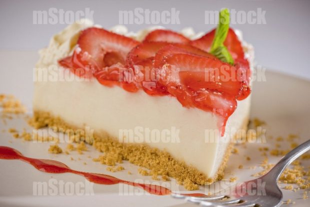 Pay de queso con fresa rebanada