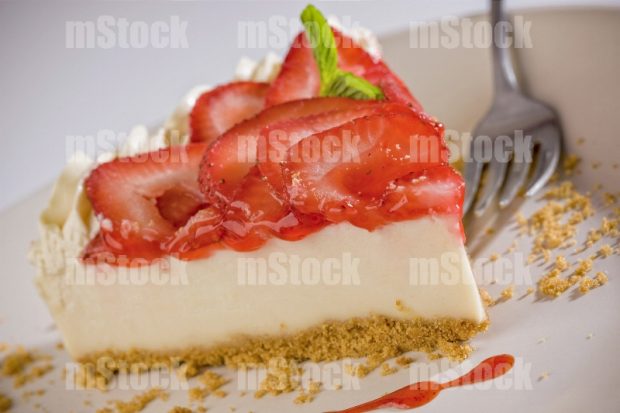 Pay de queso con fresas rebanada