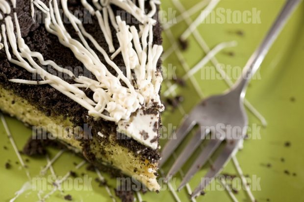Rebanada de pastel de cookies and cream