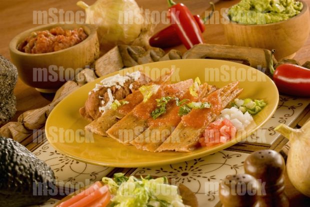 Tamales con salsa roja y frijoles