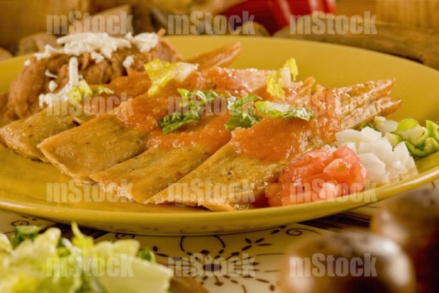Tamales con salsa roja