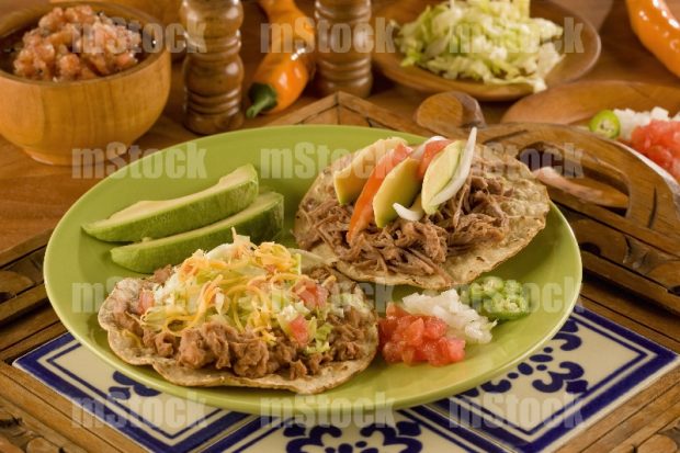 Tostada de Frijoles y Deshebrada
