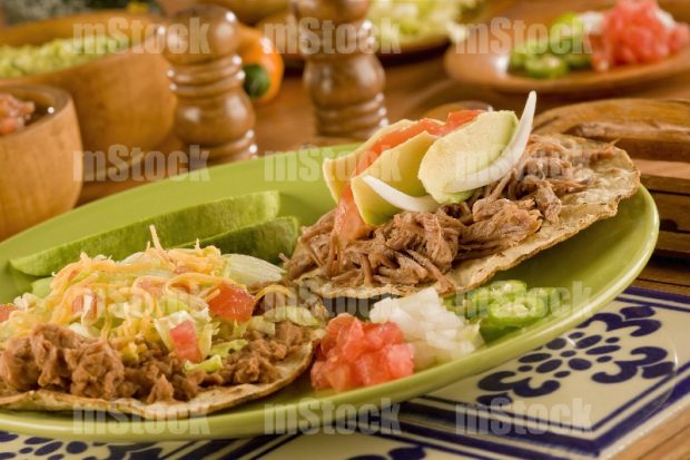 Tostadas de Frijol y Deshebrada