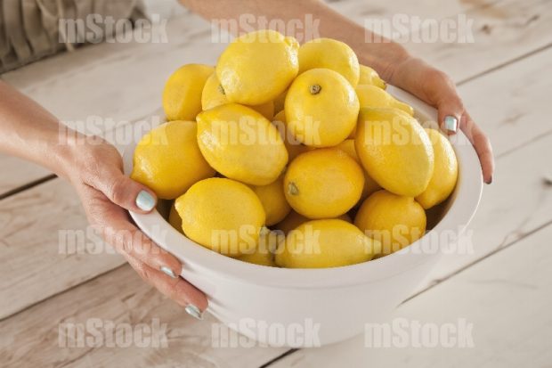 Bowl con limones amarillos