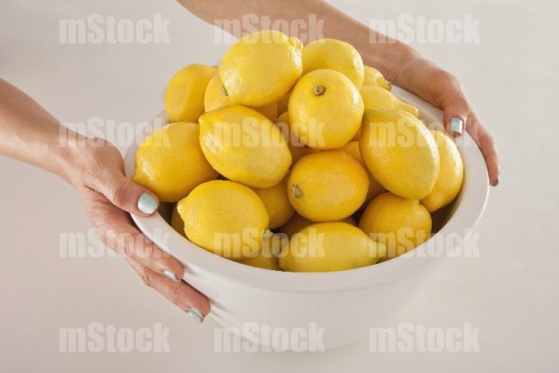 Tazón con limones amarillos