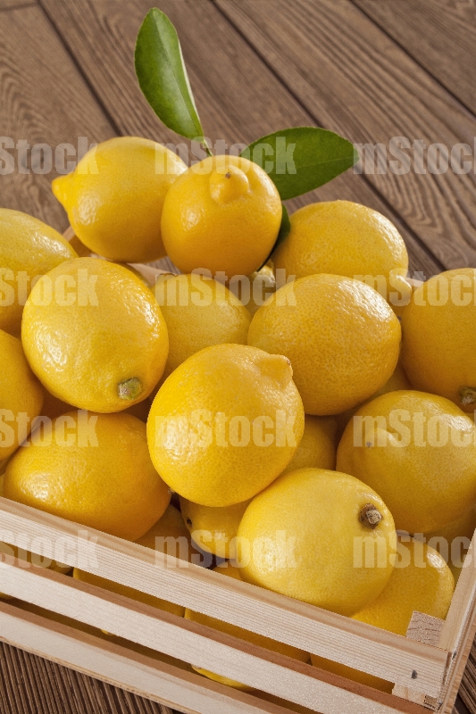Caja con limones amarillos