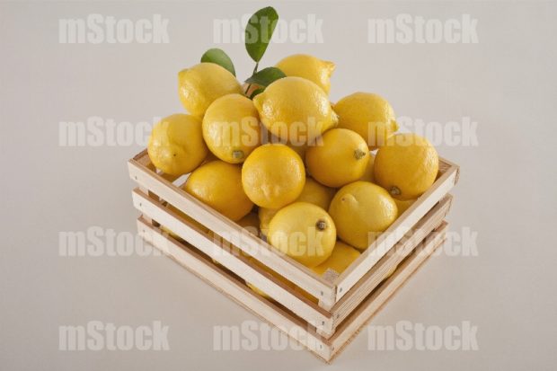 Caja de madera con limones