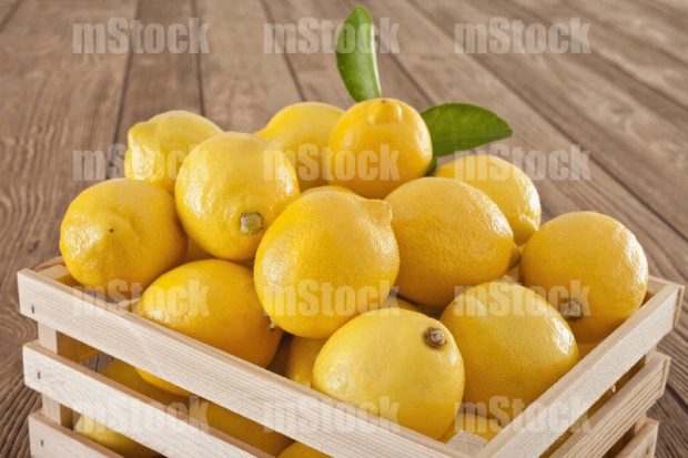 Canasta con limones amarillos
