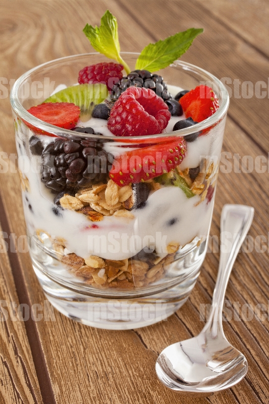 Copa de Yogurt con frutas y granola