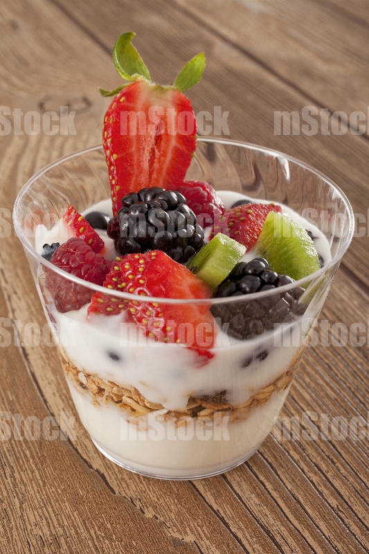 Yogurt con frutas y granola
