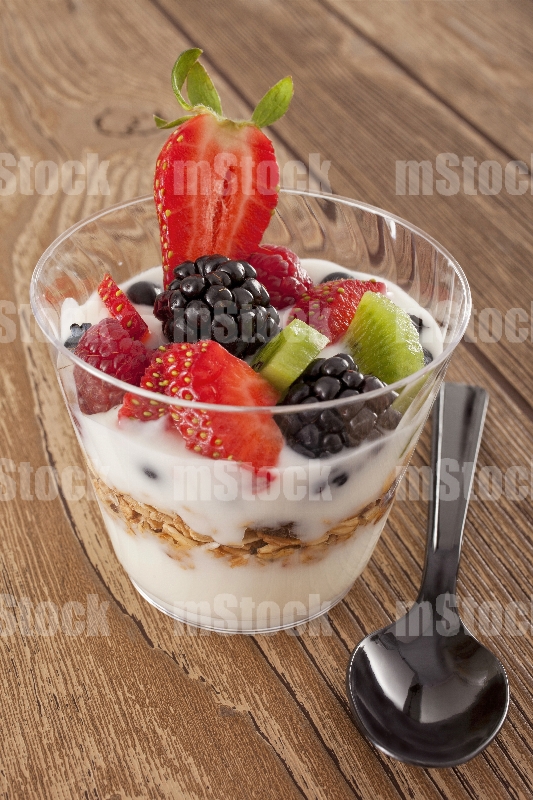 Yogurt con granola y fruta