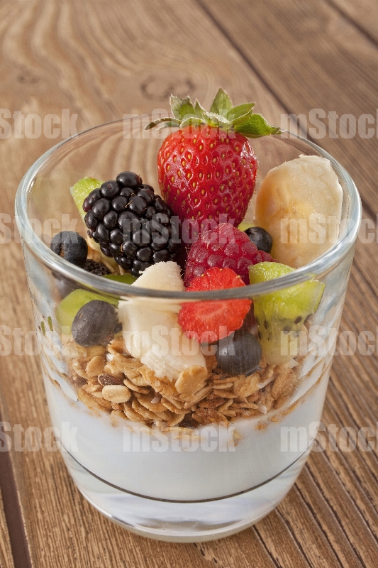 Yogurt griego con fruta y granola