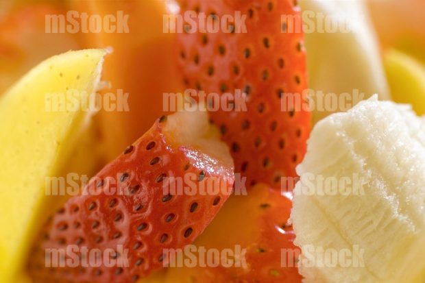 Fresas con plátano y manzana