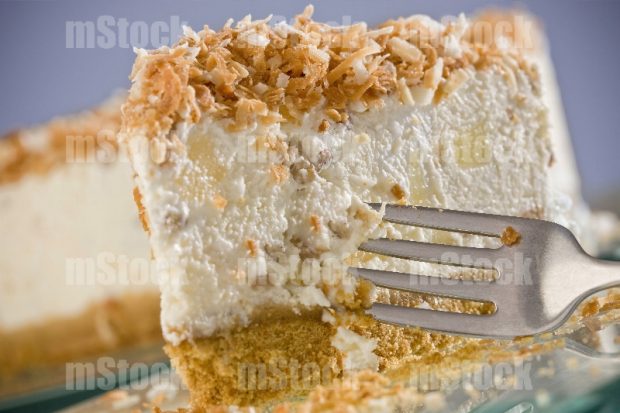 Rebanada de Pay de Piña con Coco y Nuez