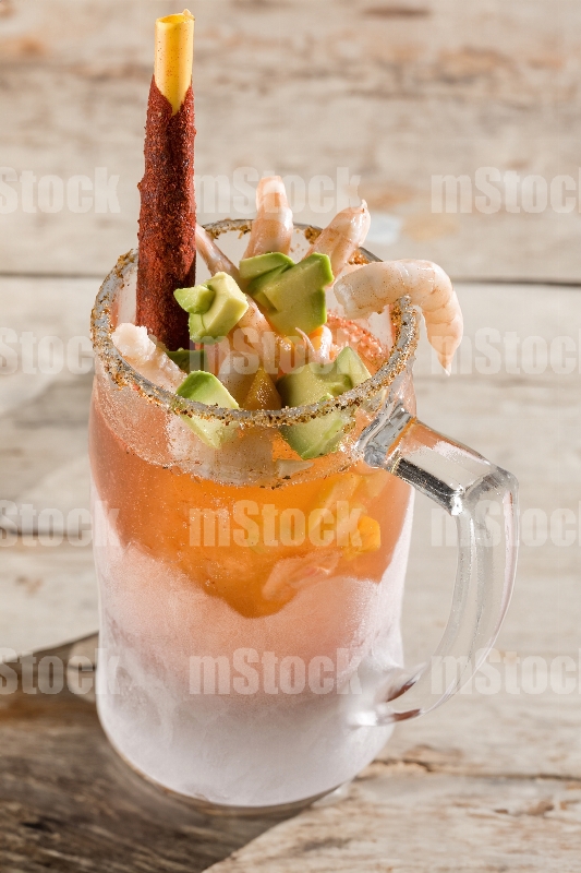 Michelada con camarón