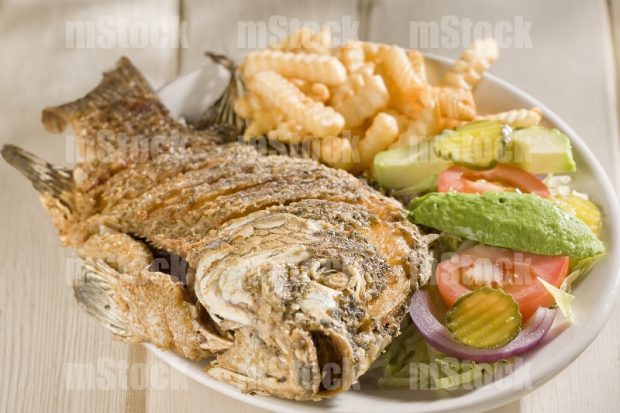 Pescado entero frito con verduras
