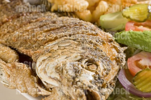 Pescado fresco frito con verduras