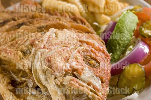 Pescado frito entero con papas