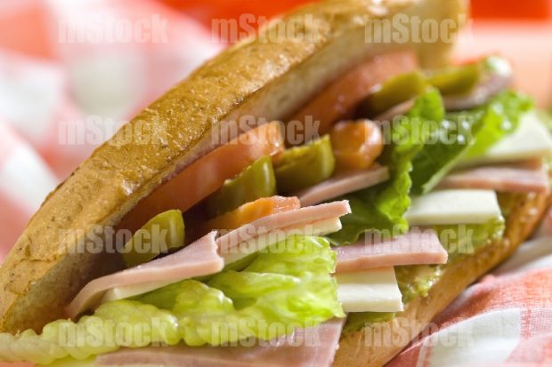 Torta de jamón y queso mexicana