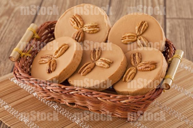 Canasta con dulces de leche quemada