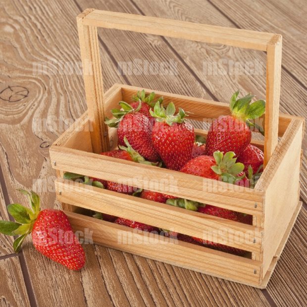 Canasta con fresas frescas