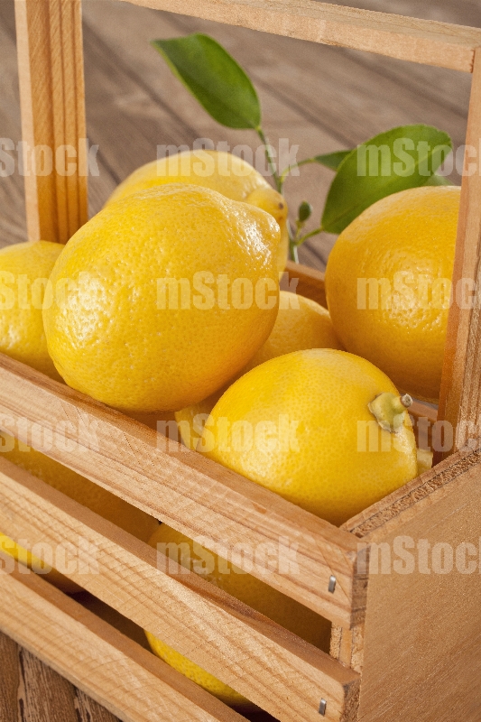 Canasta de limones amarillos vertical