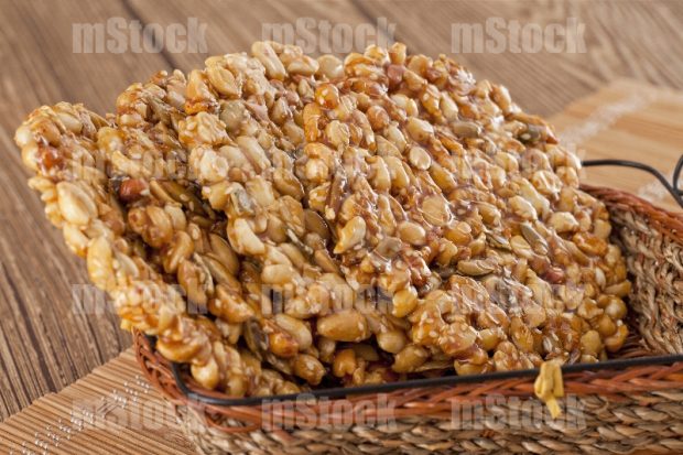 Canasta de palanquetas de Cacahuate con ajonjolí
