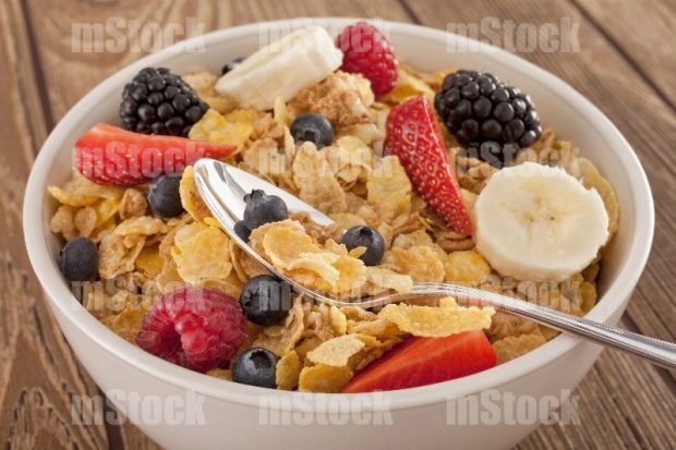Cereal con frutas en tazón