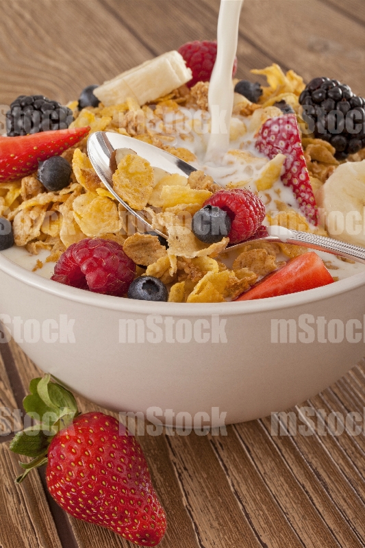 Cereal con frutas y leche vertical