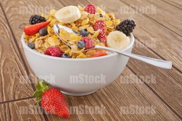 Cereal con frutas y leche