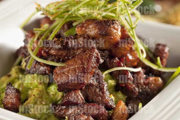 Chicharrón de rib eye con guacamole close up