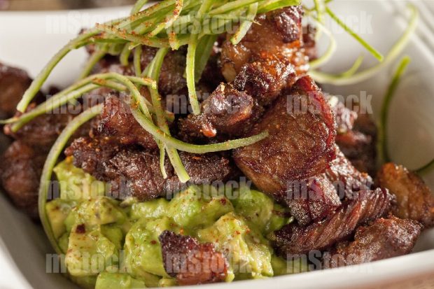 Chicharrón de rib eye con guacamole