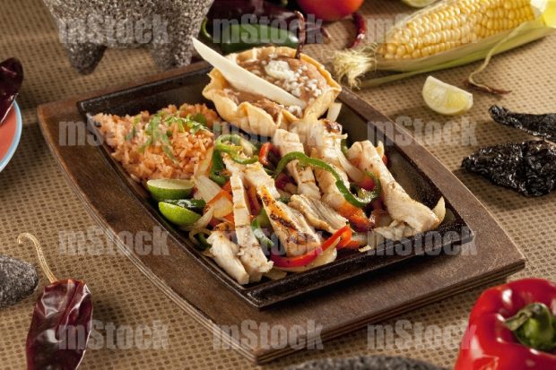 Fajitas de pollo con pimientos al comal