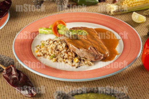 Filete de res con gravy espárragos y arroz salvaje