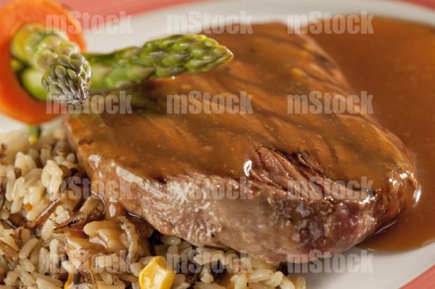 Filete de res con gravy y espárragos