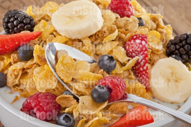 Plato de cereal con frutas y leche