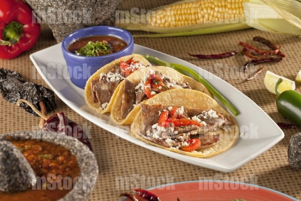 Tacos de bistec con queso fresco