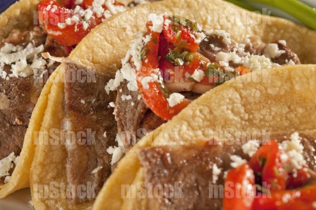 Tacos de bistec con queso