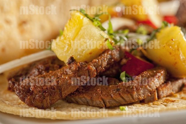 Taco de carne de res adobada con piña