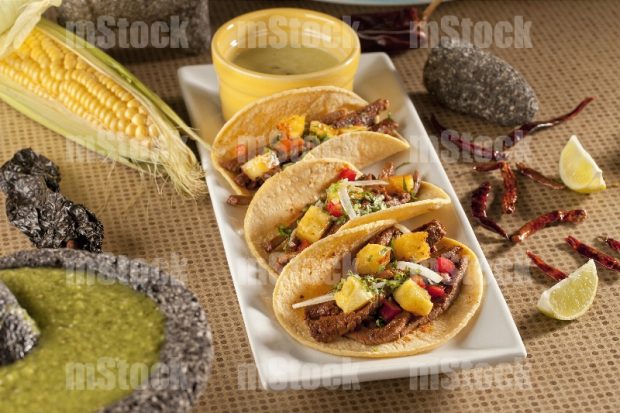 Tacos de carne adobada con piña