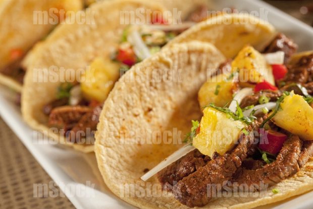 Tacos de carne de res adobada con piña
