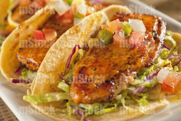 Taco de pechuga de pollo adobada