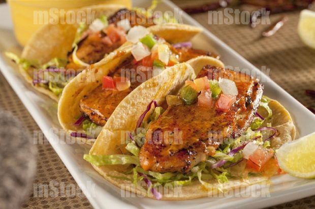 Tacos de pechuga de pollo adobada en maíz
