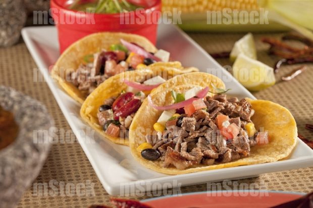 Tacos de bistec con frijol en bola y elote